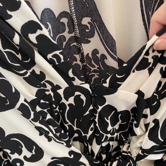 Gorgeous Ivory dress with Black Jaquard print. Stretch jersey. Size Medium. - Picture 4 of 6